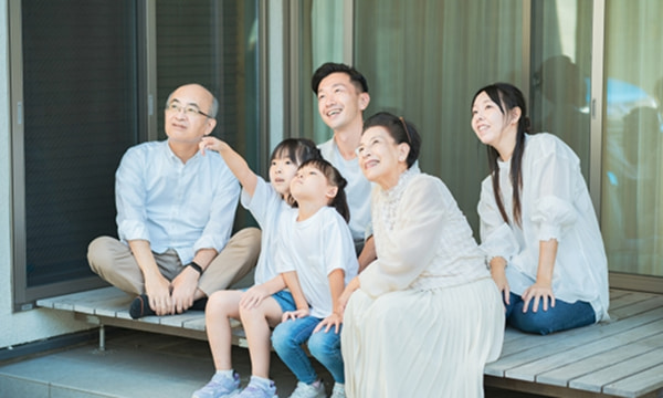 家族が団欒している様子