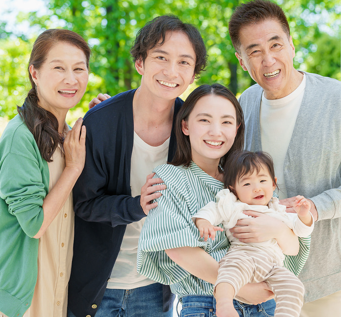 家族が笑顔で過ごしている様子